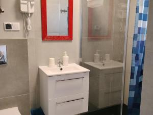 y baño con lavabo blanco y espejo. en Holiday homes for 6 people, Miedzyzdroje, en Międzyzdroje