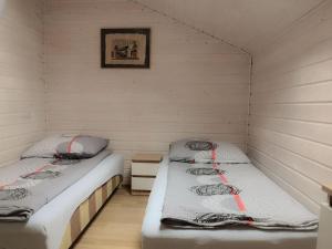 a room with two beds in a small room w obiekcie Holiday homes in Mi dzyzdroje for 4 people w mieście Międzyzdroje