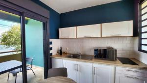 Η κουζίνα ή μικρή κουζίνα στο Écrin de mer Studios de charme +56 φωτογραφίες