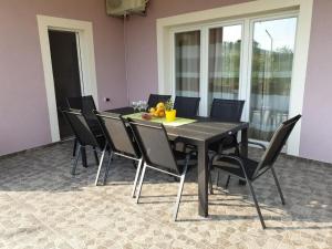 uma mesa de jantar preta e cadeiras num quarto em Holiday Home Lucić em Lozovac