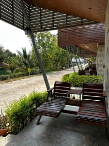 a group of benches sitting under an umbrella at MJ RESORT in Nong Phai