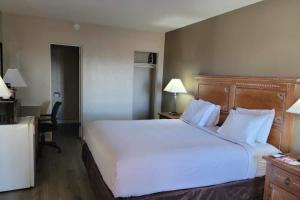 SpringervilleにあるEcono Lodgeのホテルルーム内の大きな白いベッド