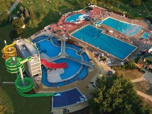 uma vista panorâmica de um parque aquático com duas piscinas em Rooms Hiša Divino em Ptuj