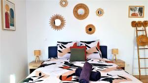 A bed or beds in a room at petit cocon lumineux - Clim - gare - vélo