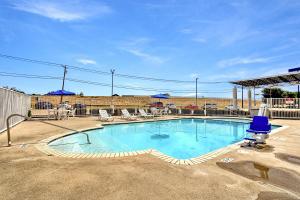Bazén v ubytování Motel 6-Killeen, TX nebo v jeho okolí