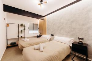 - une chambre avec 2 lits et un miroir dans l'établissement AYQ Apartments BENIDORM BEACH 1, à Benidorm