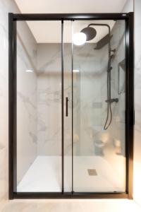 - une porte de douche en verre dans la chambre dans l'établissement AYQ Apartments BENIDORM BEACH 1, à Benidorm