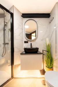 La salle de bains est pourvue d'un lavabo et d'un miroir. dans l'établissement AYQ Apartments BENIDORM BEACH 1, à Benidorm