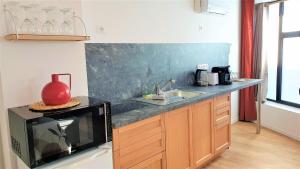 A kitchen or kitchenette at petit cocon lumineux - Clim - gare - vélo