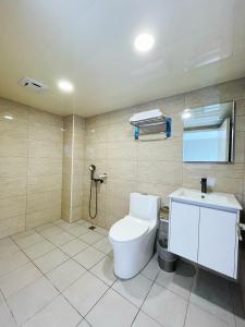 a bathroom with a toilet and a sink at 可青大飯店Grand Ke-Cing Hotel in Yilan City