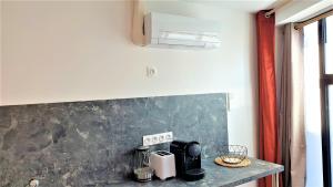 A kitchen or kitchenette at petit cocon lumineux - Clim - gare - vélo