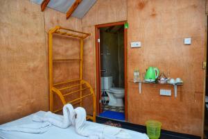 Pokój z łazienką z toaletą i łóżkiem w obiekcie Akash Treehouse w mieście Sigirija