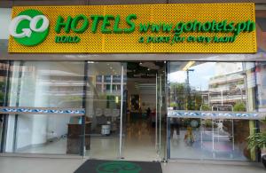 un frente de tienda con un cartel que diga "ve hoteles, concource virtual" en Go Hotels Iloilo en Iloílo