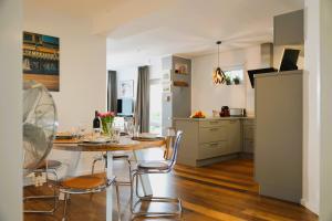 a kitchen and dining room with a table and chairs at The Berlin Getaway / 80qm in Berlin's Historic Diplomatic Quarter in Berlin