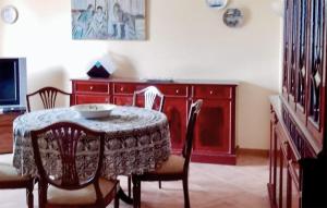 mesa de comedor con sillas y armario rojo en Nice Apartment In Furci Siculo With Kitchen, en Furci Siculo