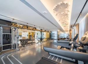 un gimnasio con cintas de correr y elípticas en una habitación en CitiGO Hotel Beijing ABP en Beijing