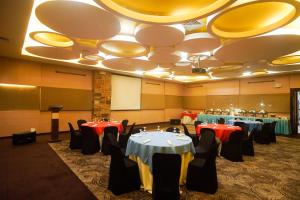 une salle de conférence avec des tables et des chaises ainsi qu'un podium dans l'établissement Go Hotels Iloilo, à Iloilo