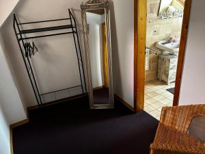 La salle de bains est pourvue d'un miroir et d'un lavabo. dans l'établissement City B&B Cochem, à Cochem