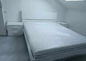 - une chambre blanche avec un lit et 2 tables de chevet dans l'établissement Casa Vacanza Alessia, à Silvi Marina