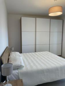 ローマにあるLa Terrazzaのベッドルーム(ランプ付きの白い大型ベッド1台付)