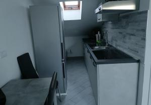 Il comprend une petite cuisine équipée d'un réfrigérateur et d'une table. dans l'établissement Casa Vacanza Alessia, à Silvi Marina