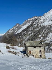 an old stone building in a snow covered mountain at Le Village De Fours in Rhêmes-Notre-Dame
