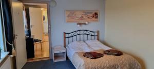 1 dormitorio con 1 cama con 2 almohadas en Vestbjerg Apartments, en Vestbjerg