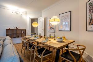 comedor con mesa y sofá en Rare 4BR Apartment w Unique Details in CPH City, en Copenhague