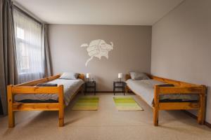 1 dormitorio con 2 camas y ventana en Barona spilvens en Kazdanga