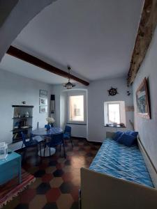 a living room with a bed and a table at Apartment Da Pupetta in Sori