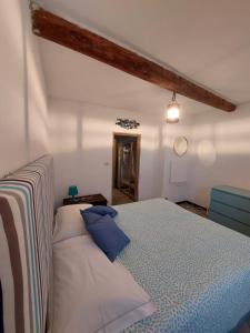 Un dormitorio con una cama con una almohada azul. en Apartment Da Pupetta, en Sori