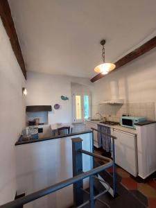 een keuken met witte apparatuur en een aanrecht bij Apartment Da Pupetta in Sori
