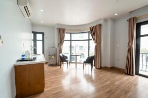Riverside Row Apartment في دونغ هوي: مطبخ وغرفة طعام مع طاولة وكراسي