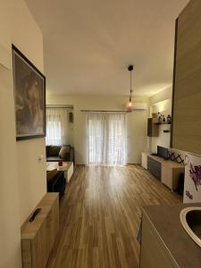 un ampio soggiorno con pavimento in legno massello di Forest View Apartment a Mavrovo