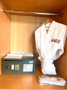 un pequeño aparato sentado en un estante junto a una toalla en Xpress by Smallville, en Beirut
