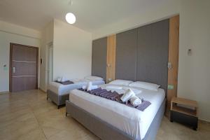 two beds in a hotel room with two beds at Hotel Esmerald Ksamil in Ksamil