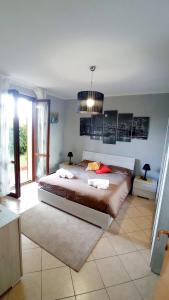 um quarto com uma cama grande num quarto em Giardino del sole, con Wi-Fi, smart TV, aria condizionata em Borgo a Buggiano
