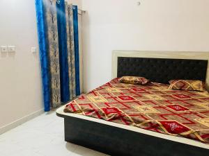 um quarto com uma cama com uma colcha em Rustic chalet em Lucknow
