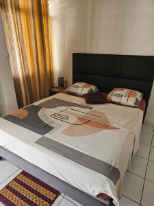 a bed with a picture of a woman on it at Chambre Wassai in Rémiré