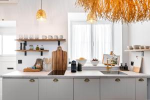 eine Küche mit weißen Schränken und einer Arbeitsplatte in der Unterkunft 57 Bee OLD TOWN Lagos - house near beach & Marina in Lagos + 33 Fotos