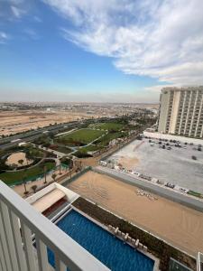 balcone con vista sulla spiaggia di un hotel di Apartmán Fiora, 2kk,Dubaj a ‘Ūd al Bayḑāʼ