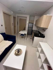 ‘Ūd al Bayḑāʼ的住宿－Apartmán Fiora, 2kk,Dubaj，客厅配有沙发和桌子