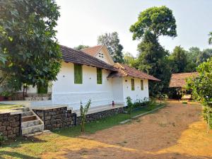 widok na dom z ogrodu w obiekcie Calm Shack - 2 Bedroom-Boutique Farm Stay w mieście Munnar