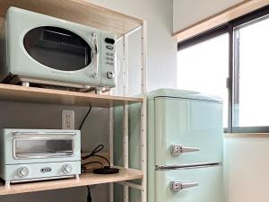 La cuisine est équipée d'un four micro-ondes et d'un réfrigérateur. dans l'établissement Deep Osaka! B Soumato - Vacation STAY 15260, à Osaka