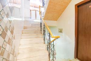 eine Treppe in einem Haus mit einem Holzgeländer in der Unterkunft FabHotel The Horizon I in Lonavla