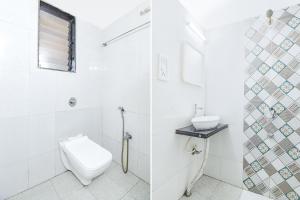 ein weißes Bad mit einem WC und einem Waschbecken in der Unterkunft FabHotel The Horizon I in Lonavla