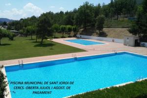 an overhead view of two swimming pools at Apartament reformat al Berguedà in Sant Jordi de Cercs