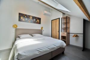 Ένα ή περισσότερα κρεβάτια σε δωμάτιο στο Les Gîtes de Huy - 3 gîtes dans le centre de Huy