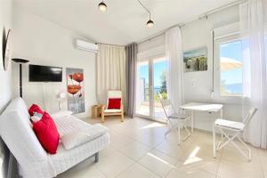 un salon avec un canapé blanc et une table dans l'établissement Domniki's Sea House, à Asprovalta