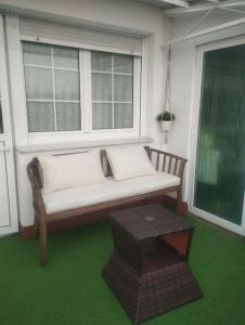 sala de estar con banco y ventana en Ático 4 personas con terraza amueblada y vistas. en Oviedo